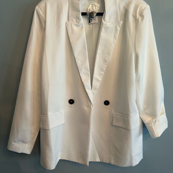 She + Sky Menswear Inspired White Blazer - Picture 1 of 4
